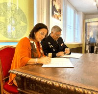Acto de firma del I Convenio PAHUAR-ANSC por parte de la Presidenta de la Asociación Nuestra Señora del Carmen y el Presidente del Patronato de Huérfanos de la Armada.